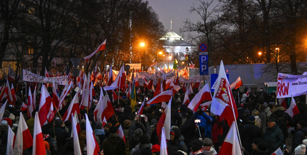 Protest Wolnych Polaków W Warszawie Uczestnicy Ruszyli W Kierunku Kprm Utudnienia 1462